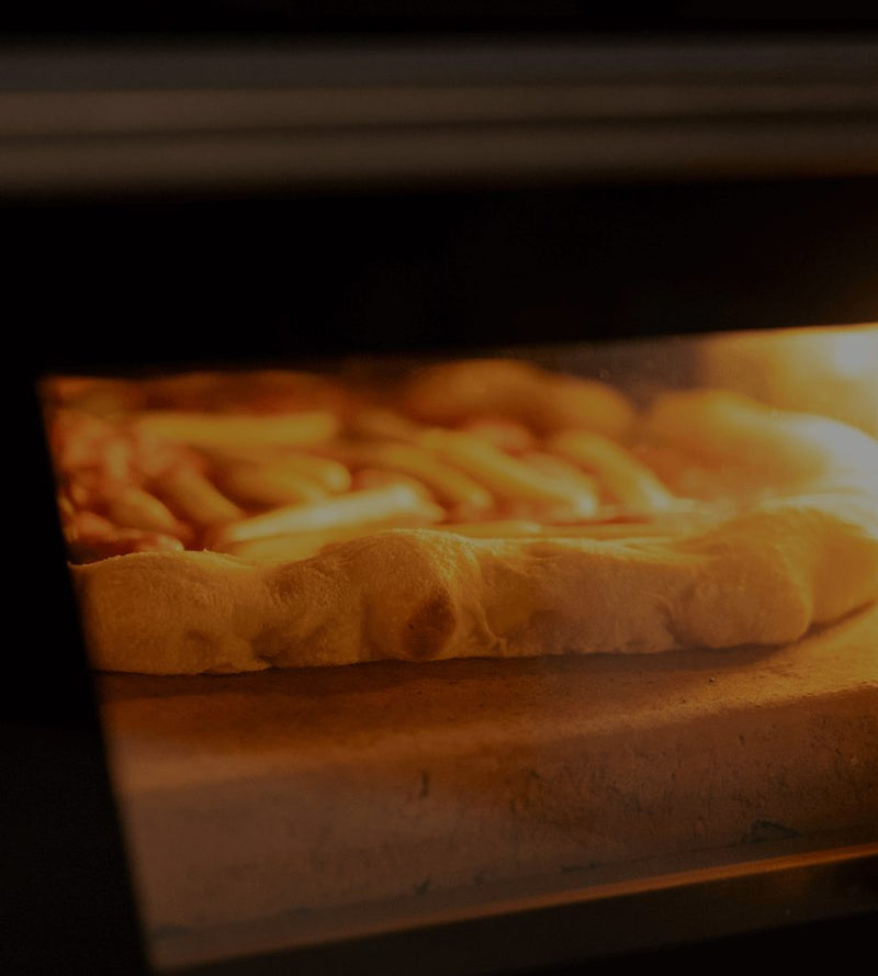 Pizza in een Effeuno oven op hoge temperatuur
